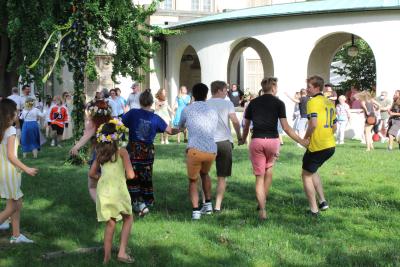 midsommar dancing